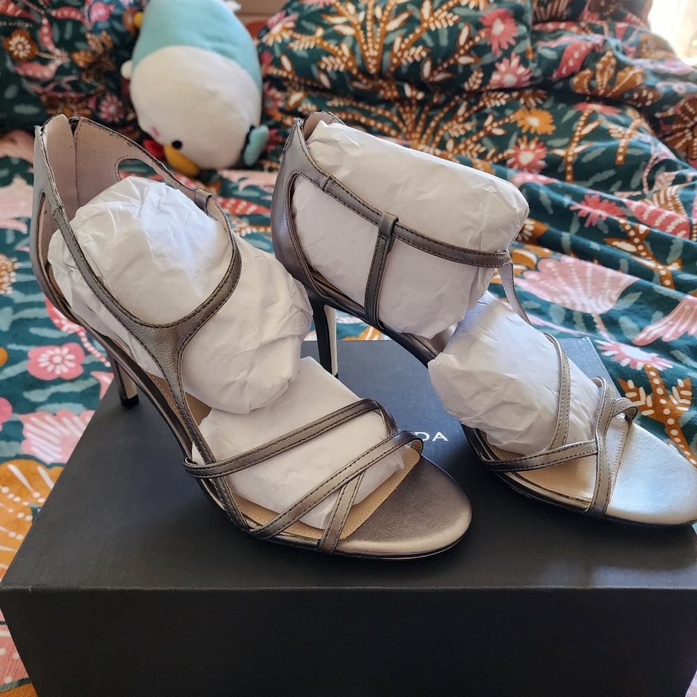 Pelle Moda Ruby Sandal in PEWTER size 10